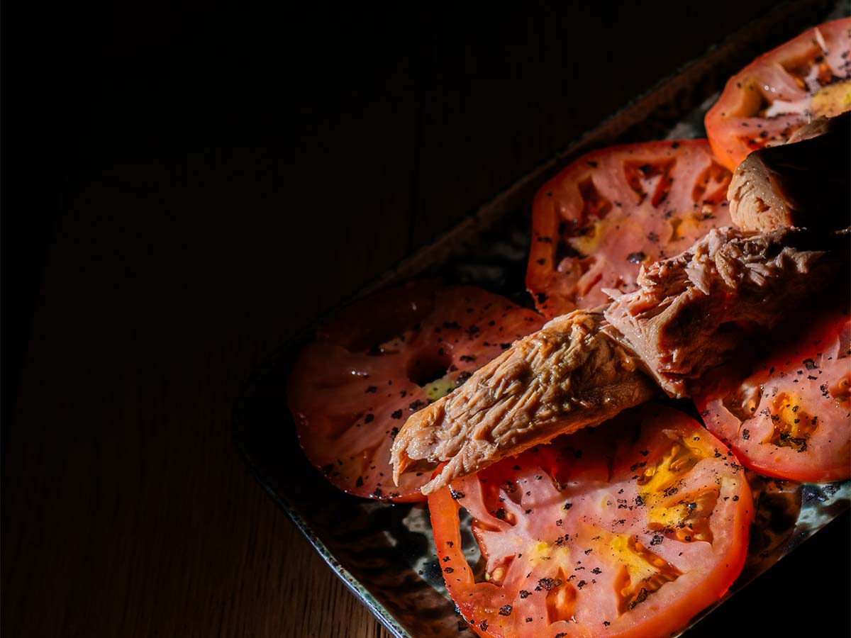 Ensalada de tomate de Vegatur con lomos de atún, sal negra y aceite de oliva negra