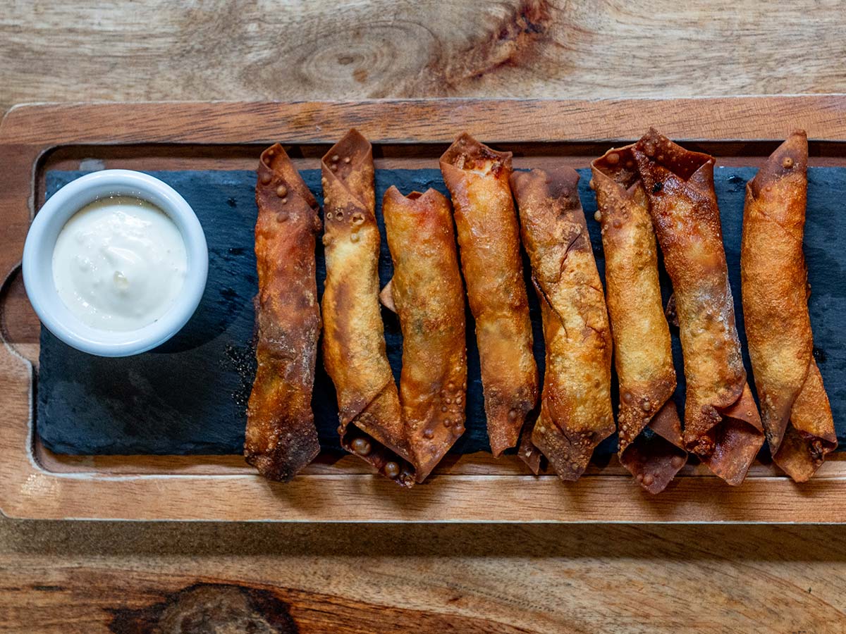 Crujiente de langostino y albahaca con espuma de alioli
