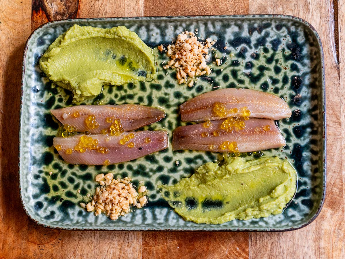Lomos de sardinas ahumadas con guacamole, cacahuete triturado y perlas de AOVE