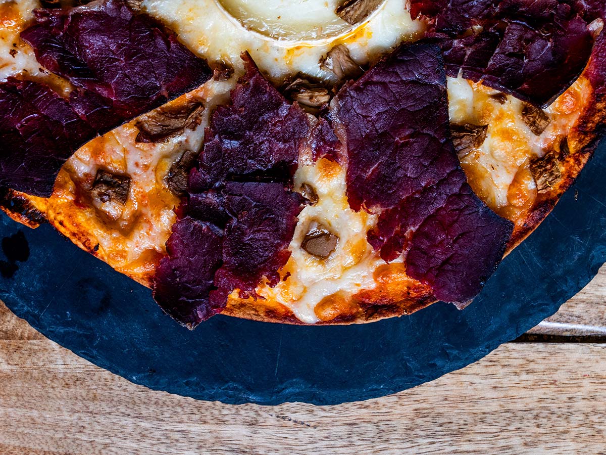 Pizza de cecina, setas, mozarella y queso de cabra