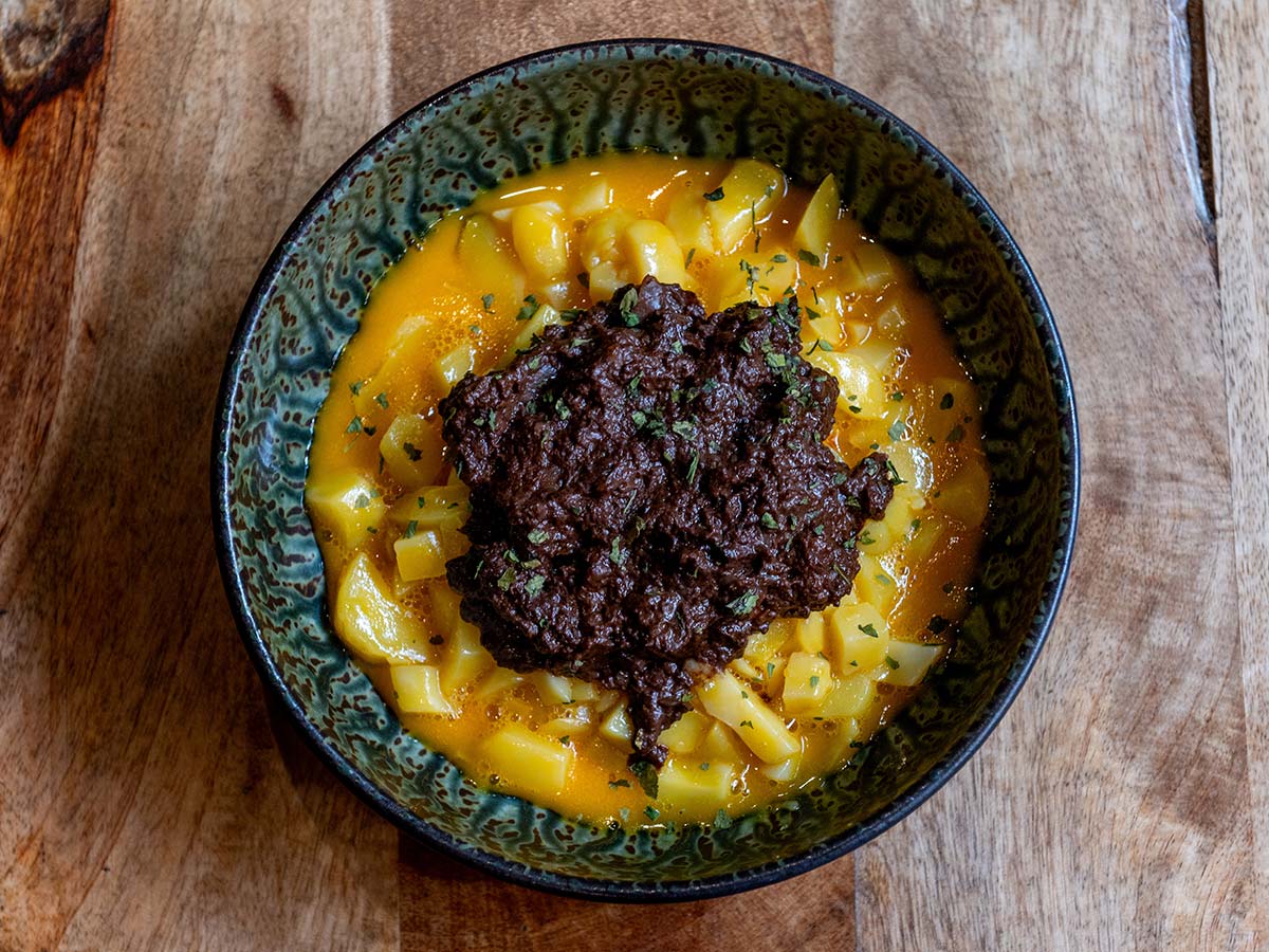 Morcilla matachana sobre tortilla deconstruida