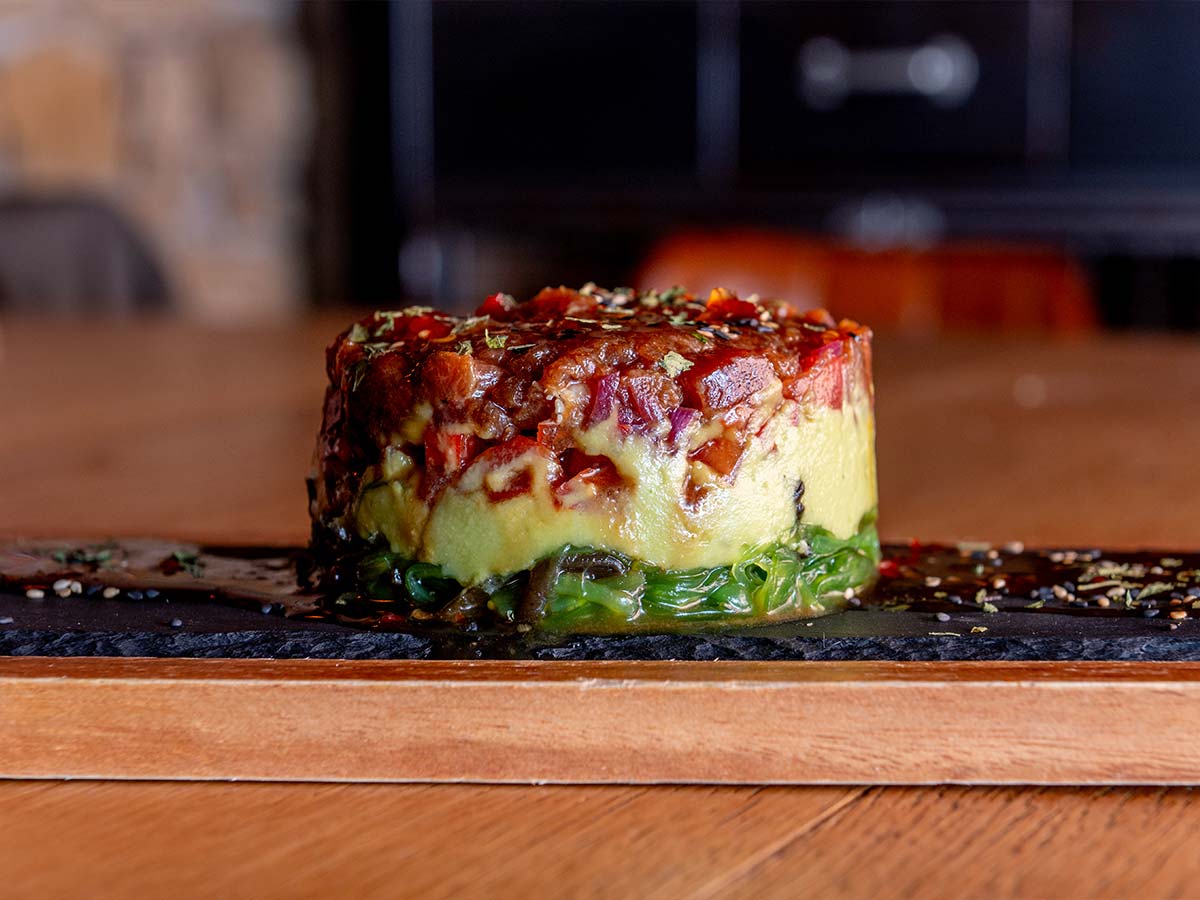 Tartar de atún rojo de Almadraba con base de guacamole y algas wakame