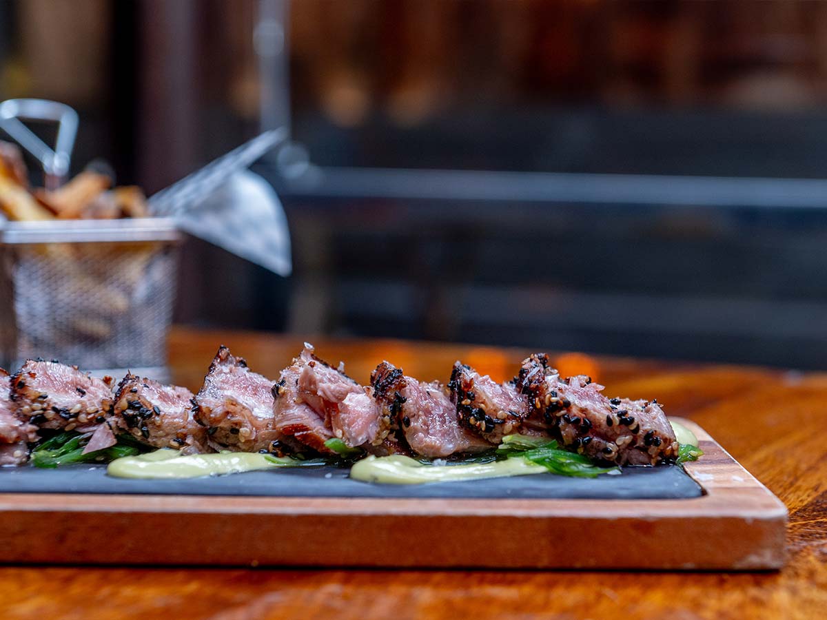 Tataki de atún rojo de almadraba con ensalada de algas wakame