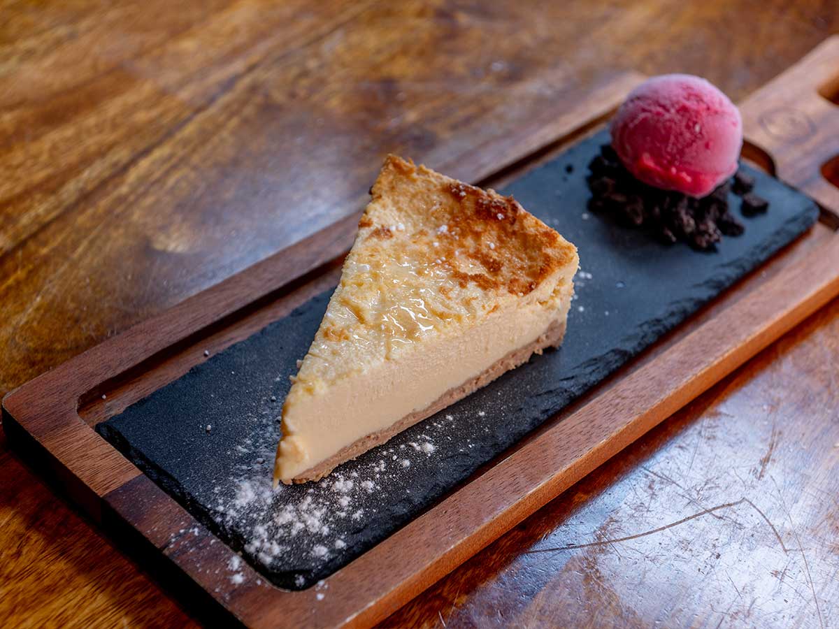 Tarta de queso con helado de fresa