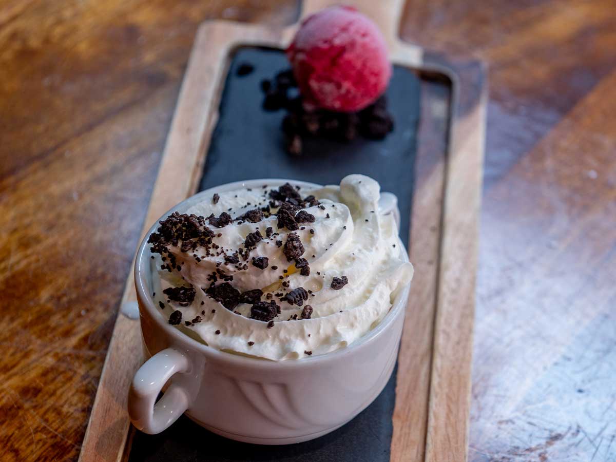 Mug cake de chocolate con virutas de nueces