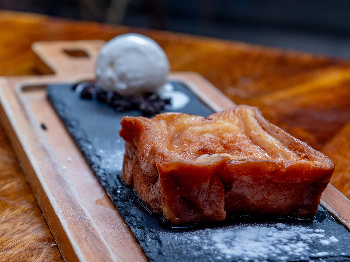 Torrija con helado de yogur