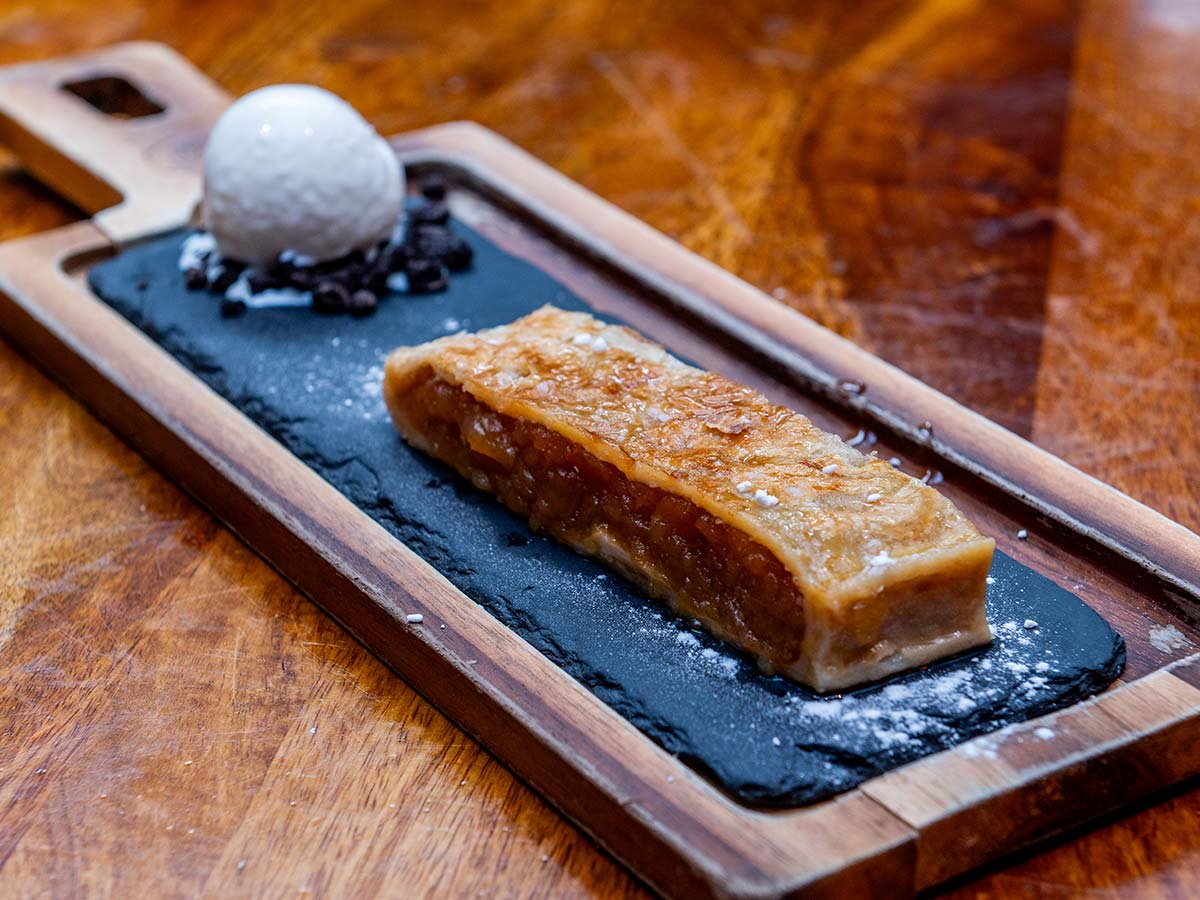 Tarta caliente de manzana con helado de yogur