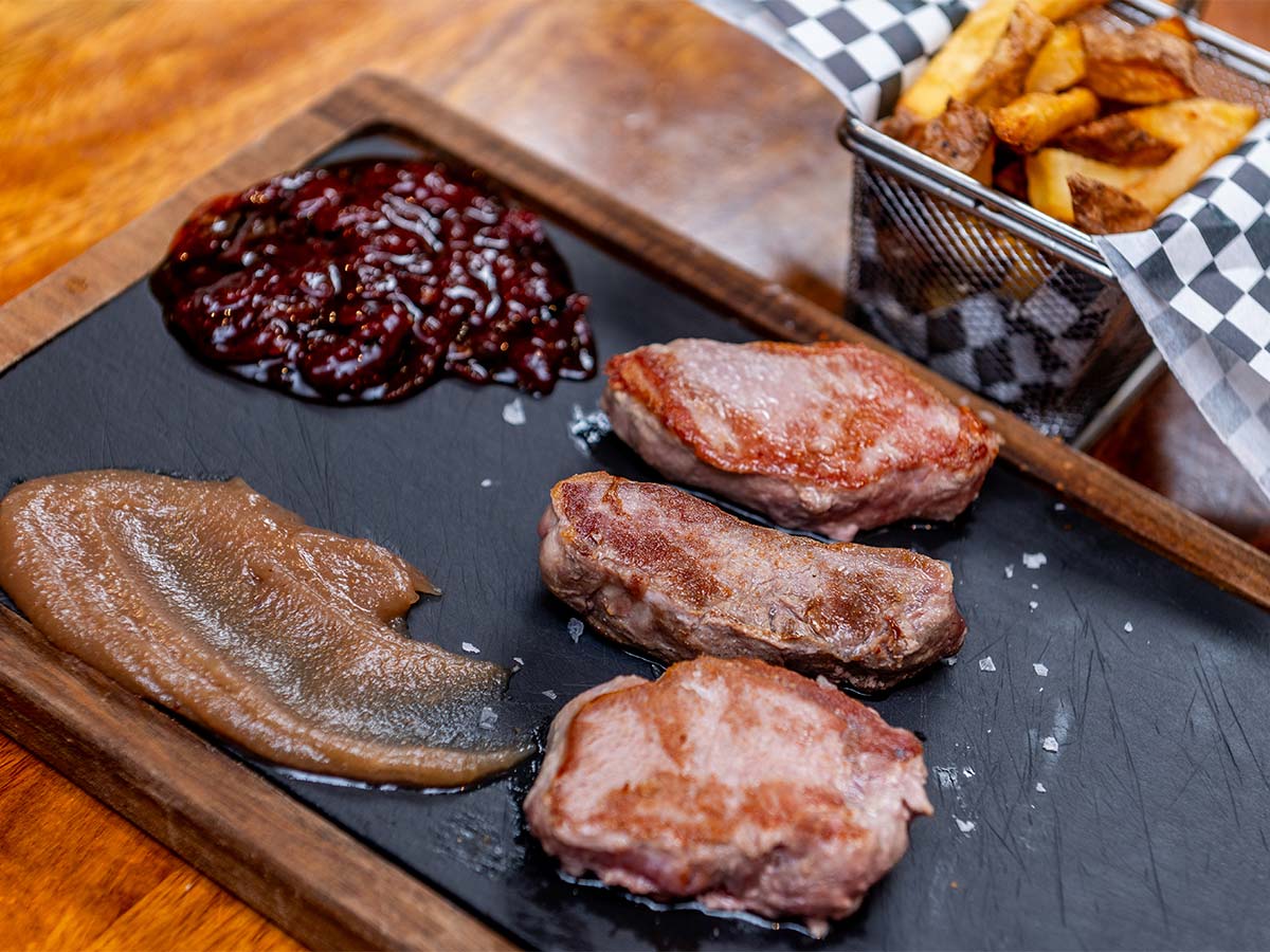 Lomos de jabalí con puré de castaña y pimientos caramelizados
