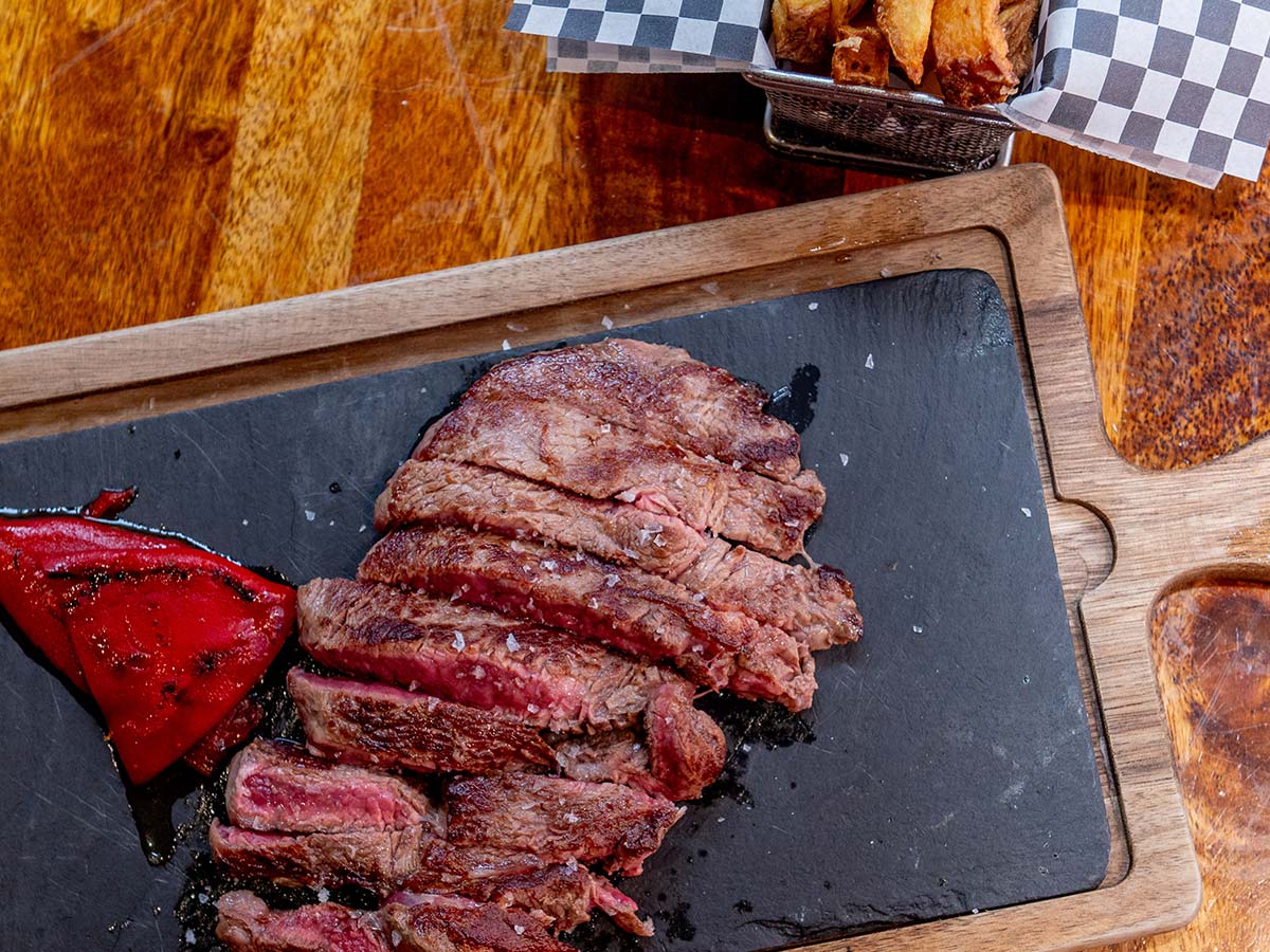 Troceado de black angus de Miguel Vergana con patatas y pimientos