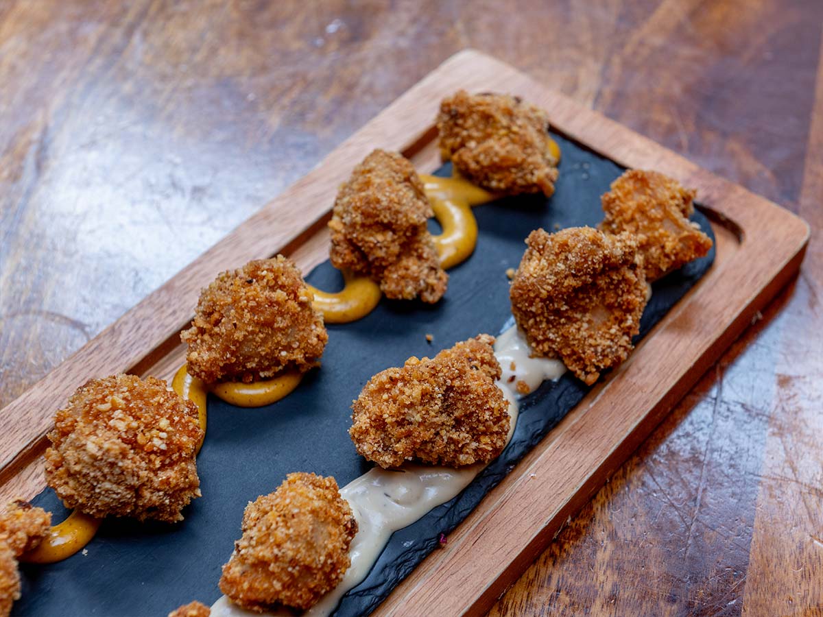 Crujientes de pitu con salsa de curry, mango y salsa de cheetos