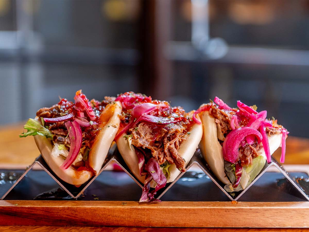 Pan bao relleno de carrillera con verduritas y mayonesa de moisín