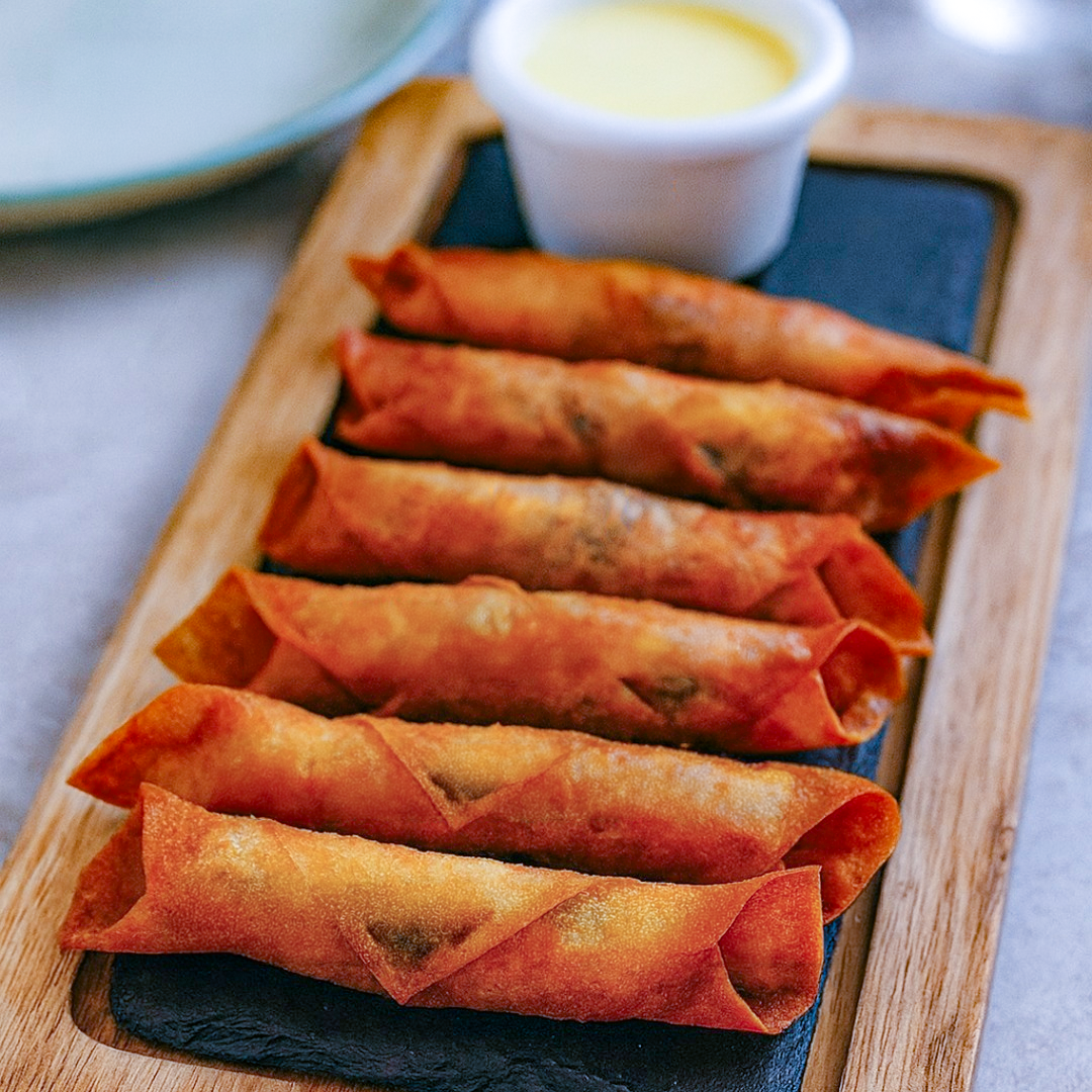 Crujiente de langostino y albahaca con espuma de alioli